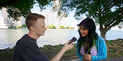 Inked girl goes down on a guy and blows him in the car