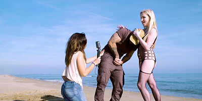 Trio sex on the beach with busty bitches Miguel Zayas and Frida Sante