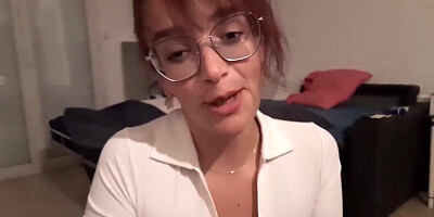 Elle joue à la belle petite soumise