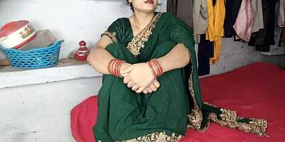 Beautiful sexy bhabhi in green saree