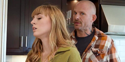 Green get up hottie shows her huge backside and boobs