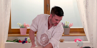 Sweet Arwen Gold got horny from a hot massage