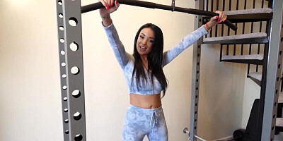 Blowjob and fucking after the workout for a hot babe