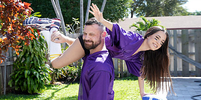 Freya von Doom & Sergeant Miles in Freya's Halftime Blow - ExxxtraSmall