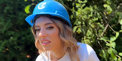 Guy goes into the yard to fuck the sexy working girl