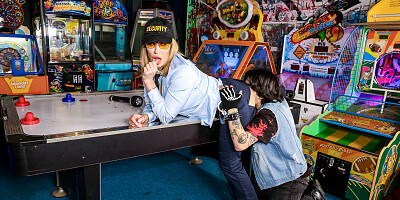 Juggy blonde MILF Ryan Keely gets fucked by younger dude