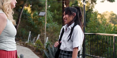 Strict mom Kendra James can't resist Kimmy Kimm's cunt