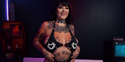 Tattooed bimbo Angel Summer shows her freaky side