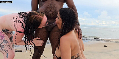 Bricadeira Acaba Em Muito Sexo Numa Praia Movimentada