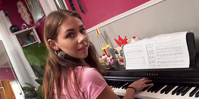 Gorgeous beauty Maya Rue deepthroating a girthy dick