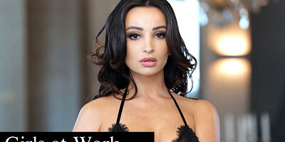 Tempting Alyssia Kent at natural boobs movie