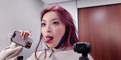 在火車上跟粉絲玩 臉上都是