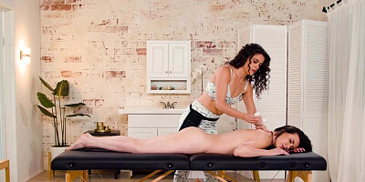 Passionate client is going to fuck her masseuse today