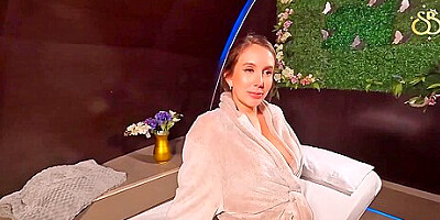 Scarlet Benz Gets Oiled Up Massage Inside And Out Until She Squirts