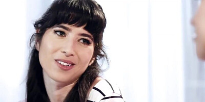 Stepsisters decide to share a bath to fuck each other