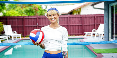 Super-fit blondie arching her back and taking fat cock