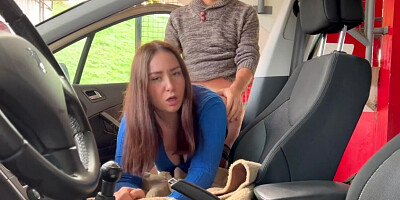 je joue a la pute a la porte de ma voiture