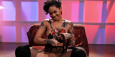 Ebony hot Honey Gold solo fun with her pussy