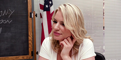 Bushy babes pussypounded in threesome