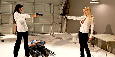 Amorous Lisa Ann and Johnny Sins - long legs porn - Brazzers Exxtra