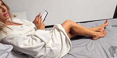 Share a Bed with Stepmom Like in a Porn Movie
