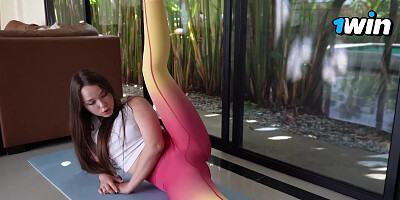 Distracted Step-sister from Yoga Class and Pumped Her Mouth Full of Cum
