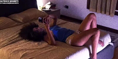 Faccio Sexting Con Lamante E Mi Masturbo Mentre Mio Marito Cornuto Al Lavoro