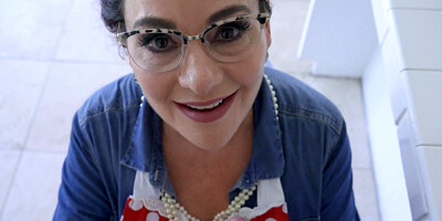 Insatiable granny Amanda Ryder gets pounded in POV