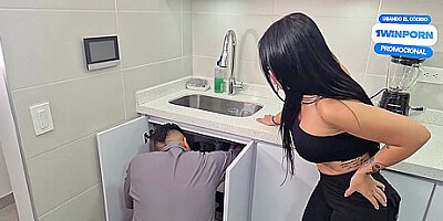 Cachonda Colombiana Seduce Al Plomero Y Termina Cabalgando Su Verga - Alejandra Palacios