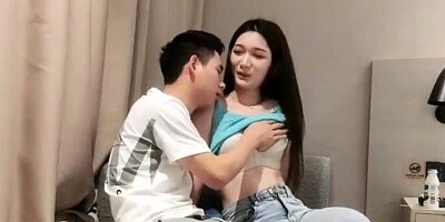 又撩到一个车模，颜值很高，很骚浪，被她推倒在床上，直接骑上来自己动，好爽。中国国产麻豆 露脸女神秘书空姐网红 Chinese China Sex Girl Model Swag