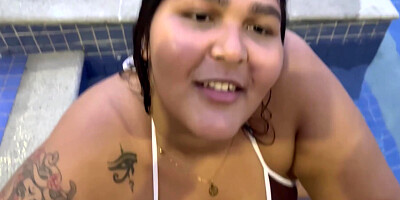 A Primeira Vez Da Novinha Maria Bbw De 20 Anos No Canal Chupando Meu Pau Escondido Na Piscina ! Ela Mostrou Que Sabe Chupar Bem Uma Pica 6 Min With Perseu Dotado, Maria Bbw A Santinha And Big Pussy