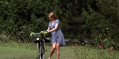 Blondie with natural tits picking her amazing orgasms