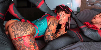 Lavishly tattooed bitch Mandi Cat gets double penetrated in bed