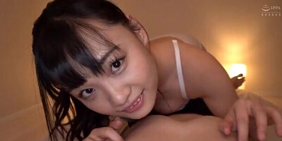 下着姿の美女たちが男の乳首を柔らかし舌でペロペロと同時に手コキ
