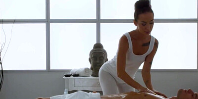 Freya Dee shows how she rides and when she cums hard