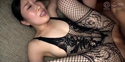 ドMの美人妻がパイパンにローター挿入される放置プレイで中出しもされる