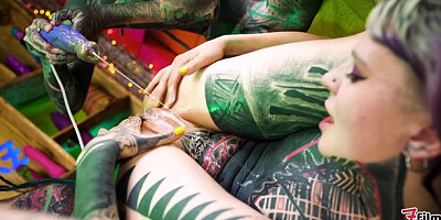 Bubbly Anuskatzz at lesbian threesome porn