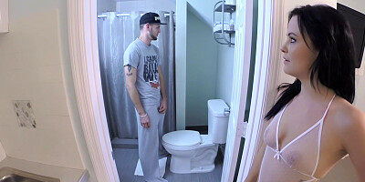 Brooklyn Daniels In Gives Fellatio In The Bathroom