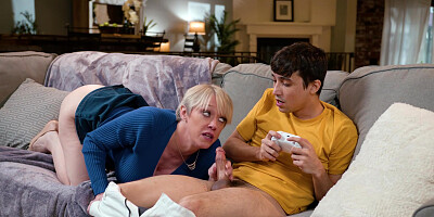 Dee Williams In Sucks Stepsons Cock While Hes Gaming