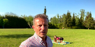 Suzie Sparklez has a pretty ass and she fucks in public