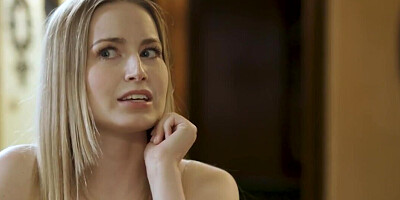 Sera Ryder and Scarlett Sage are in heat on the bed