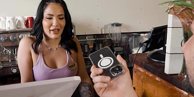 Barista Anais Amore begs her customer to forgive her