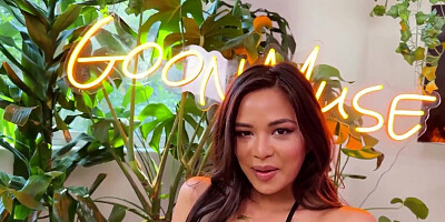 Scarlett Alexis gets gaped after playing with lube
