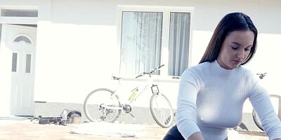 Appealing babe is going to get fucked by a horny MILF
