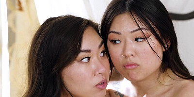 Two Asian brunettes put on a dyke show for a blonde