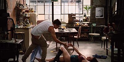 Anne Hathaway,Christina Fandino,Jo Newman,Katheryn Winnick in Love And Other Drugs (2010)