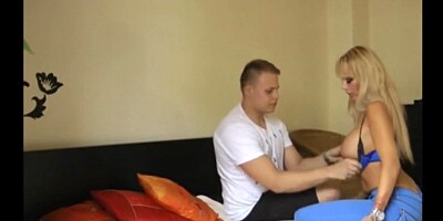 Deutsche stiefmutter bedankt sich bei ihrem sohn