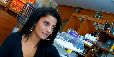 Yesenia Rock likes cakes and sex!