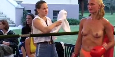 Svetlana vs Lessja topless boxing